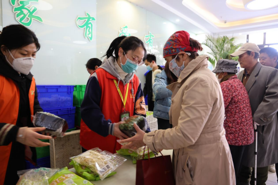 科普基地獻(xiàn)愛心  千份芽菜送老人101.png