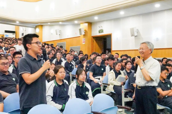 弘揚(yáng)科學(xué)精神 培育時代新人409.png