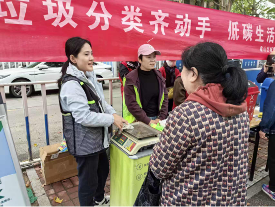 泉山區(qū)和平街道開展垃圾分類科普宣傳活動22.png